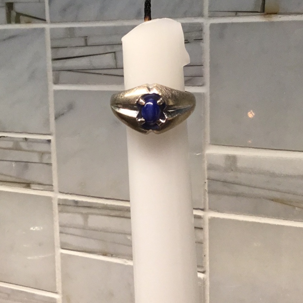 Men’s 10 karat gold blue star sapphire ring.